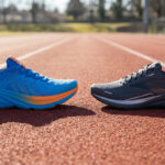 Une chaussure de running bleue et orange face à une chaussure grise sur une piste d'athlétisme.
