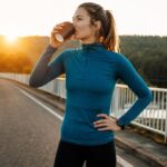 découvrez comment la caféine peut augmenter votre énergie et améliorer vos performances lors de vos courses grâce à ses effets stimulants.